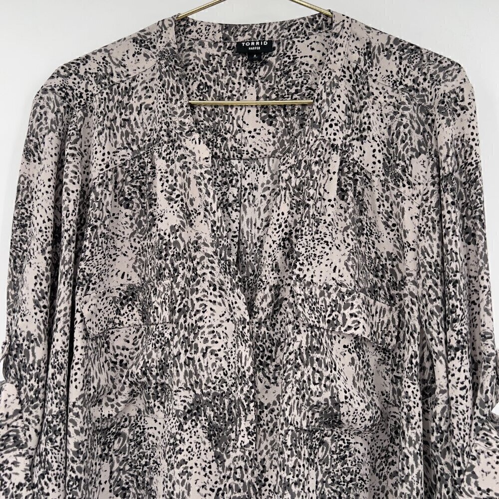 Torrid Harper Plus Women's Animal Print Tab Sleeve Gray/Black /Cream Top Size 4 - Picture 3 of 10